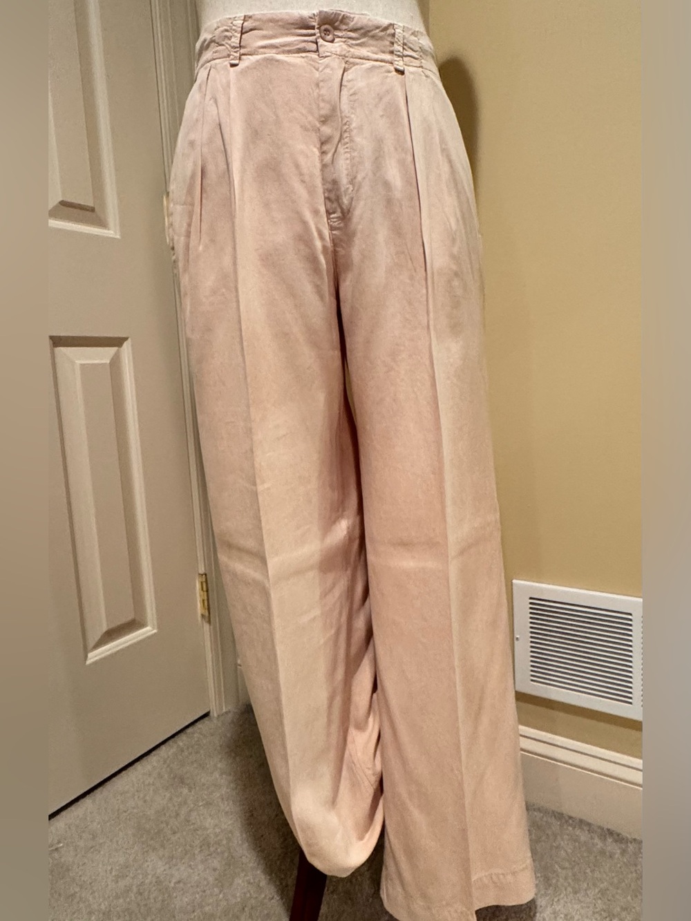 Wonen’s Pleated Wide-Leg Pants - Beige